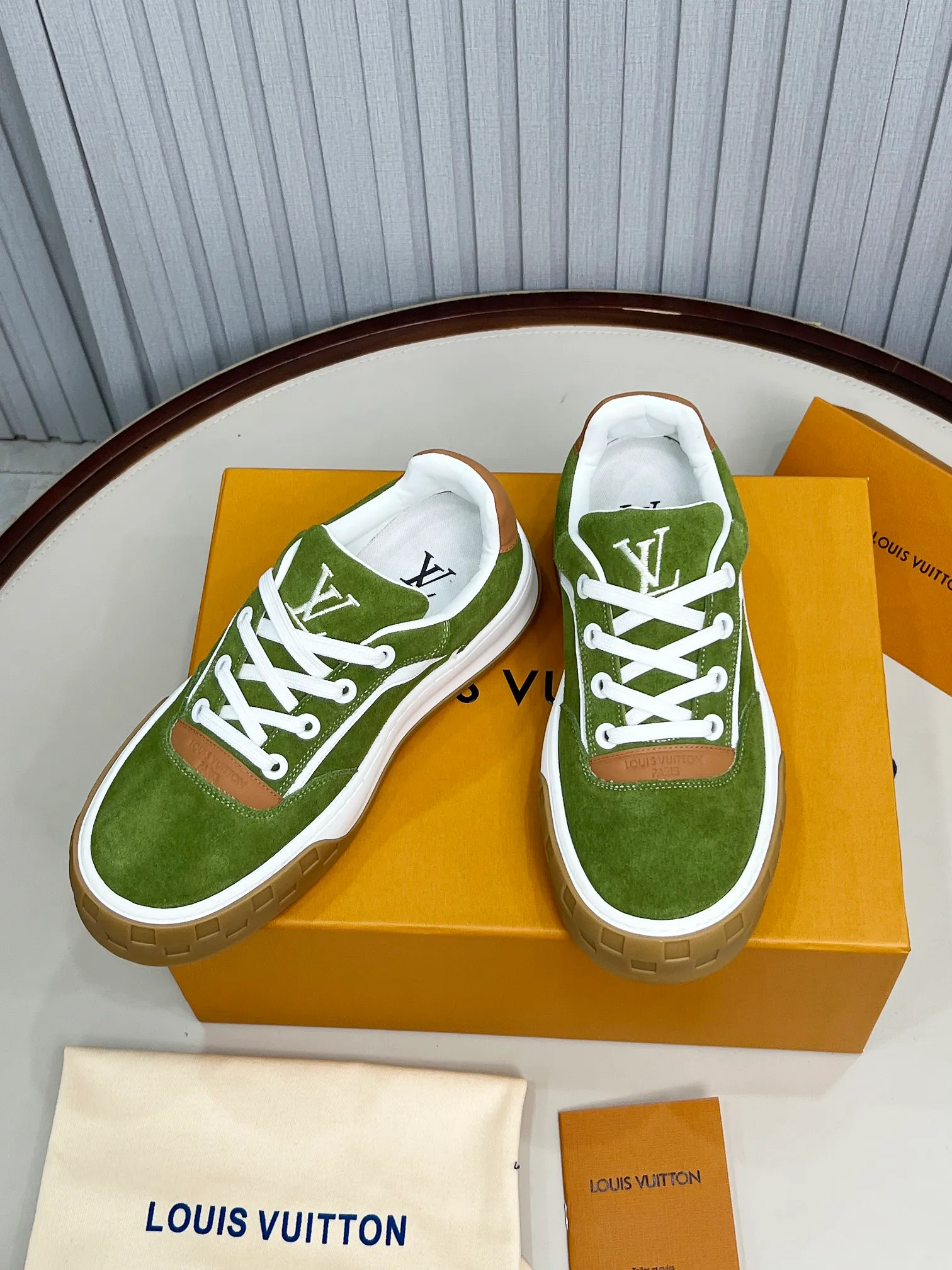 p620💰Men's shoes ❤️❤️❤️Top version LV-Louis Vuitton-Classic catwalk new style Air glue process·Original 1:1 development and reproduction! ! The upper foot is very comfortable. It is made of luxurious materials and fine workmanship. The midsole is printed with English letters "Made in Europe". The upper is made of calfskin imported from Italy. The side is decorated with the brand's LOGO and signature. The latest latex foot pads and mesh lining make the foot feel super comfortable. The original two-color TPU combination outsole is specially provided by the original factory. Bag technology Goodyear stitched edges Fabric: Exclusive custom first-layer cowhide Accessories: Exclusive private model Vuitton logo, lining: Customized silk mesh lining - first-layer silk cowhide lining Outsole: TPU combination outsole wear-resistant, non-slip and anti-yellowing Foot pads: new latex pads-mesh sweat-absorbent Counter technology: fully computerized sewing machine wire drawing Toe box back cover Hot and cold shaping Full set of pull-top last with medium and low logo pattern Code number 39-45